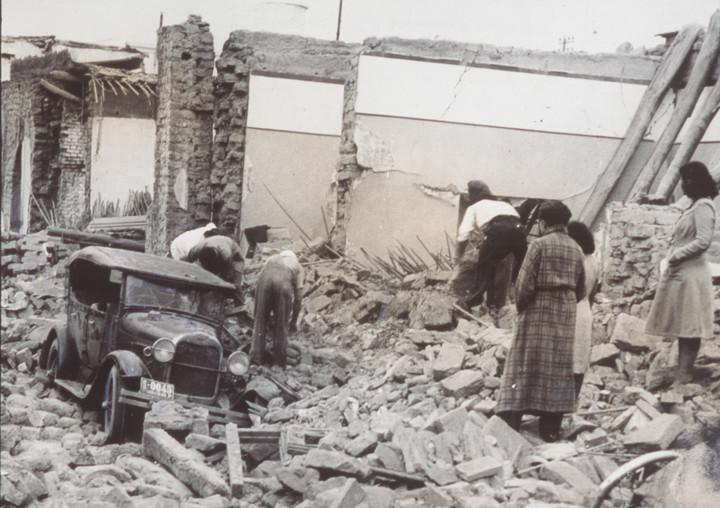 En 20 minutos tan solo, la ciudad de San Juan ya no fue lo que era. La gente buscaba familiares entre escombros. Una tragedia nacional.