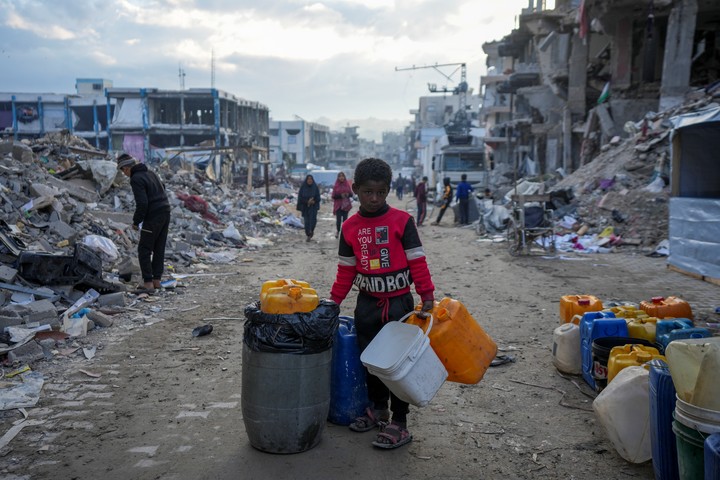 Un chico palestino camina por una calle de Jabaliya, en la Franja de Gaza, arrasada por la ofensiva de Israel. Foto: AP  