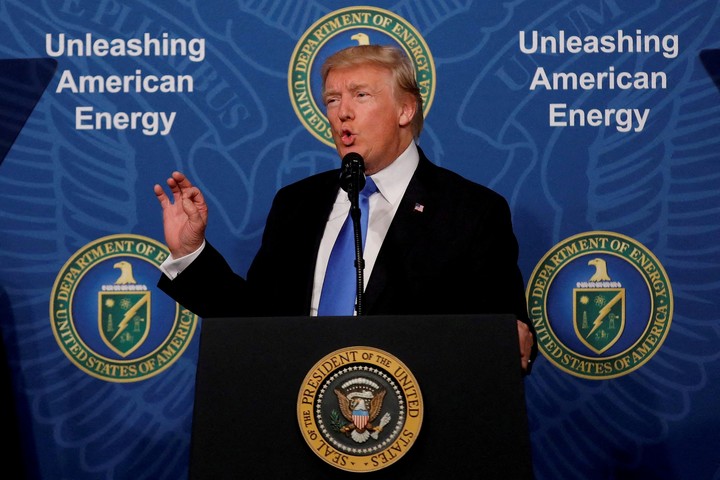 FOTO DE ARCHIVO: El presidente de Estados Unidos, Donald Trump, pronuncia un discurso durante un evento de 'Unleashing American Energy' en el Departamento de Energía en Washington, Estados Unidos, 29 de junio de 2017. REUTERS/Carlos Barria/File Photo