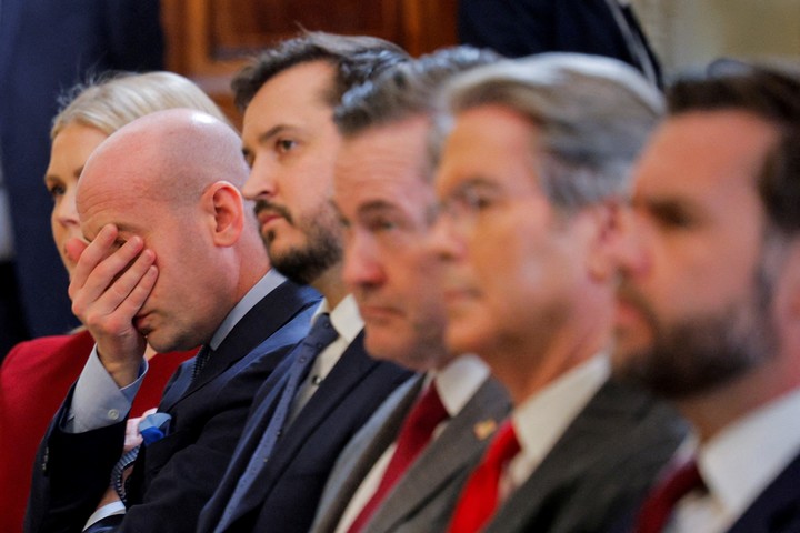 El subjefe de gabinete de la Casa Blanca, Stephen Miller, se pone una mano en la cara, durante una rueda de prensa con el presidente de Estados Unidos, Donald Trump, y el primer ministro británico, Keir Starmer, en la Casa Blanca en Washington, D.C., Estados Unidos, 27 de febrero de 2025. REUTERS/Brian Snyder