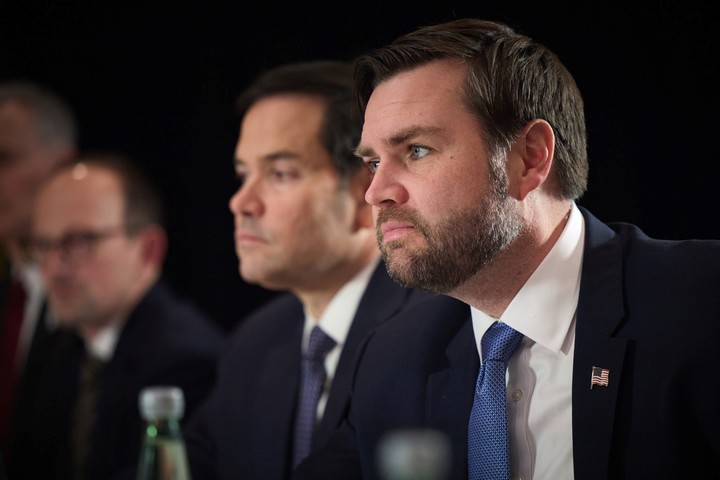 El vicepresidente estadounidense, J. D. Vance, durante una reunión con el presidente ucraniano, Volodimir Zelenski, en Múnich. Foto EFE