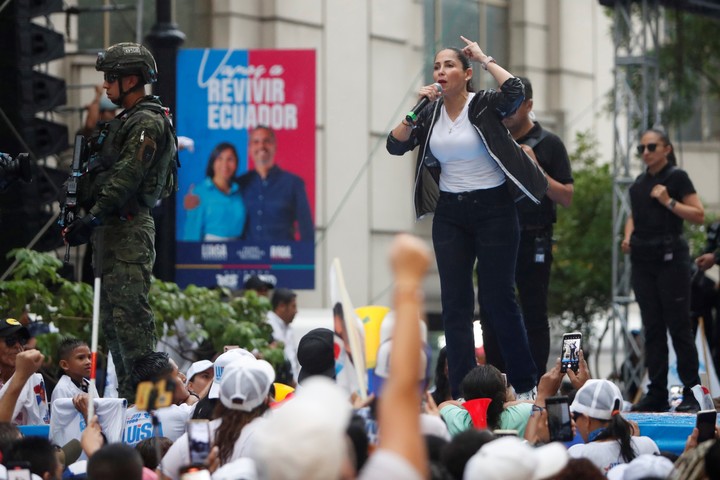 La candidata por el partido Movimiento Revolución Ciudadana, Luisa González, en su cierre de campaña este jueves en Guayaquil. Foto: EFE