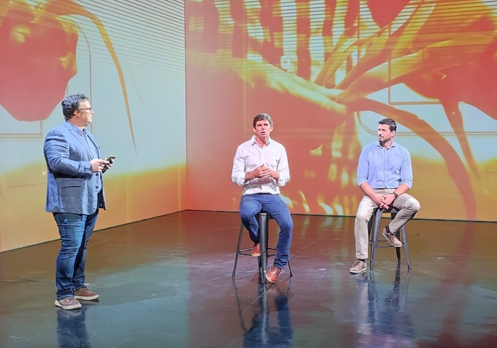 De izq. a der., Diego Peydro (periodista), Gonzalo Uranga y Alejandro García.