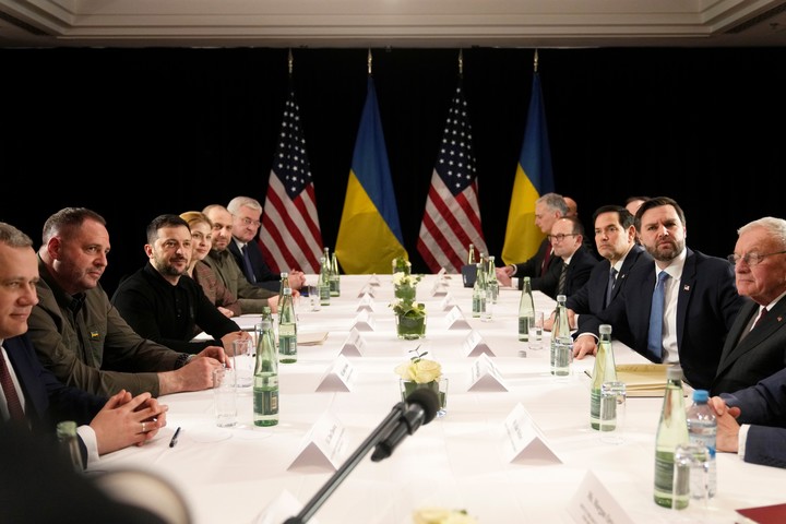 El vicepresidente de Estados Unidos, JD Vance, se reunió este viernes con el presidente de Ucrania, Volodimir Zelenski, en Munich, Alemania. Foto: AP 