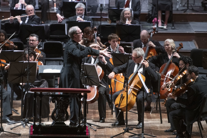 Enérgicos y efectivos. La Orquesta Estable del Colón, con el director italiano Evelino Pidò. Foto: Juanjo Bruzza/Prensa Teatro Colón