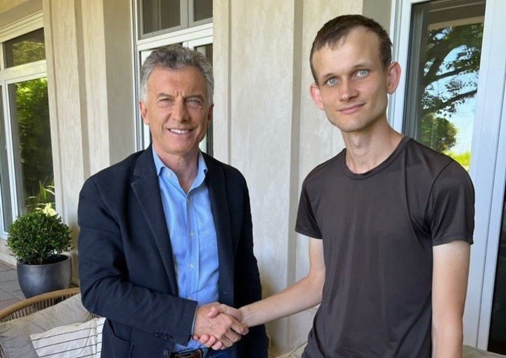 Vitalik Buterin y Mauricio Macri, juntos en un evento cripto que se hizo hace unos años en Buenos Aires.