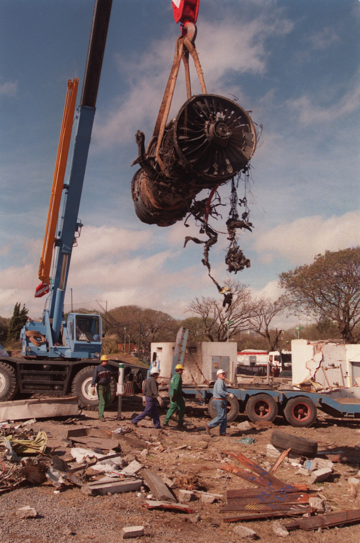 Luego de frustrado despegue, la aeronave arrolló un automóvil que circulaba por la avenida Obligado e impactó contra la planta reguladora de gas. Foto: Clarín.