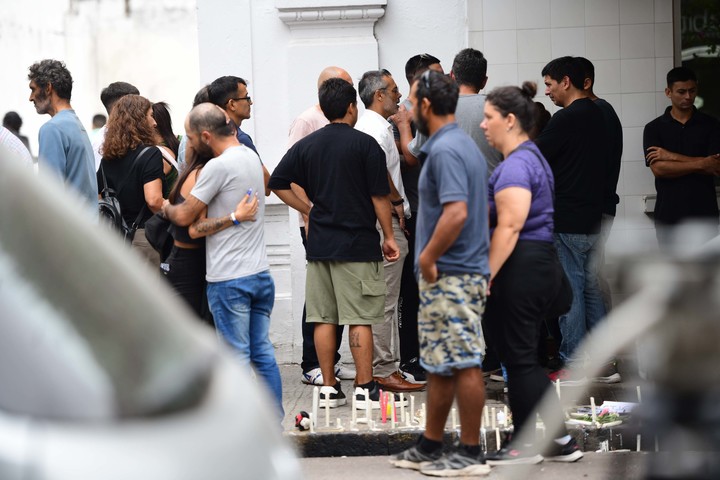 Familiares y amigos acompañaron a los padres de Kim Gómez en el último adiós a su hija. Foto Mauricio Nievas