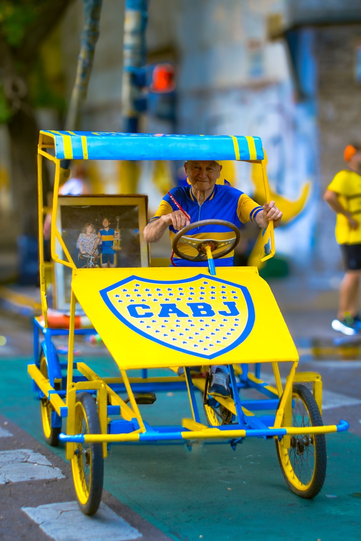 En su esquina favorita. Va a todas las previas de Boca. Gentileza: @ojodetigre. 