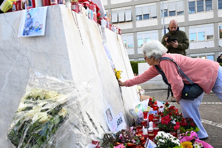 Flores, velas y mensajes a Francisco junto a la estatua del Papa Juan Pablo II, frente al policlínico Gemelli, en Roma, este jueves. Foto: EFE  