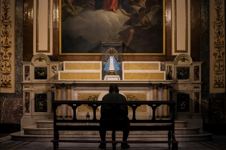 Un hombre asiste a misa por la salud del Papa Francisco este domingo en la Catedral Metropolitana de Buenos Aires. EFE/Juan Ignacio Roncoroni