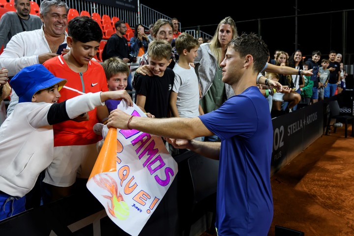 El Peque se quedó un rato largo firmando autógrafos y sacándose fotos con los fanáticos. Foto Prensa Challenger de Rosario/Luciano Bisbal