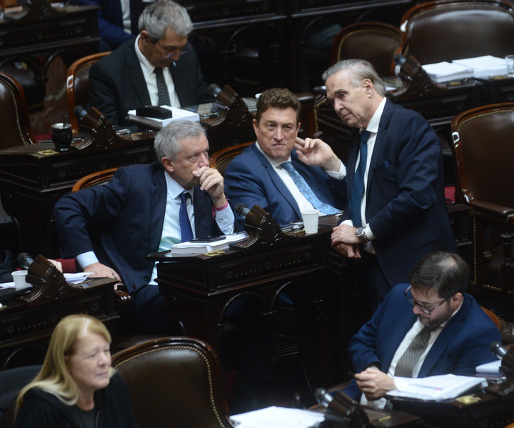 Emilio Monzó, Ignacio García Aresca y Miguel Pichetto, en una sesión en Diputados.
Foto: Luciano Thieberger.