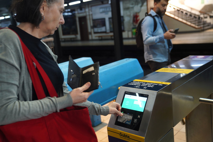 Bancos y empresas de tarjetas de crédito extendieron los descuentos para pagar el subte y obtener reintegros de hasta el 100%. Foto: Guillermo Rodríguez Adami