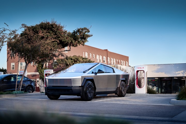 La Tesla Cybertruck puede acelerar como un deportivo.