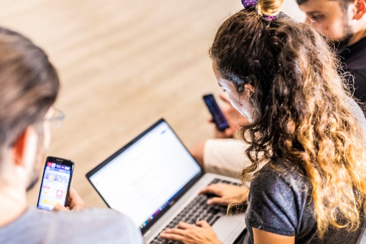 Google tiene disponible una herramienta con IA para ahorrar tiempo en el estudio. Foto: Archivo