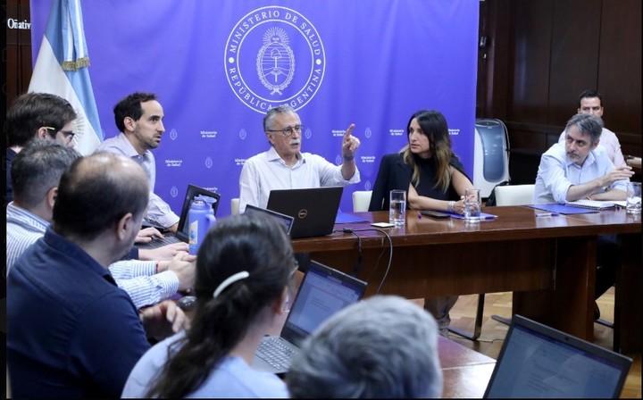 Foto de la última reunión de la Red de Vigilancia contra el Dengue. En el centro, el ministro Mario Lugones. 