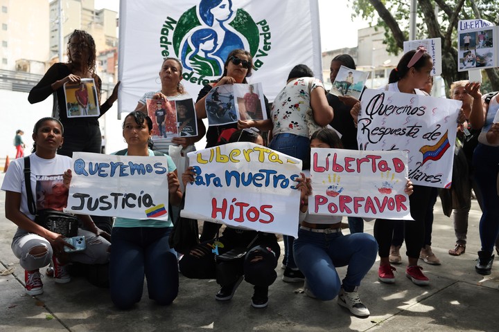 Familiares de adolescentes detenidos durante las protestas contra los resultados de elecciones presidenciales en Venezuela. Foto: EFE