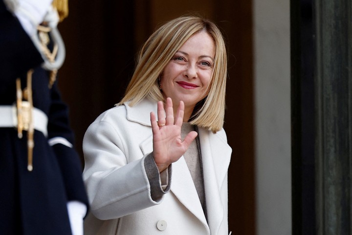 La primera ministra italiana, Giorgia Meloni, saluda a su llegada a una reunión con líderes europeos sobre Ucrania y la seguridad europea en el Palacio del Elíseo en París. Foto Reuters