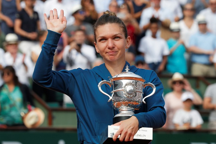 Foto. Epígrafe. Simona Halep ganó su primer torneo de Grand Slam, Roland Garros 2018, después de derrotar en la final a Sloane Stephens. 