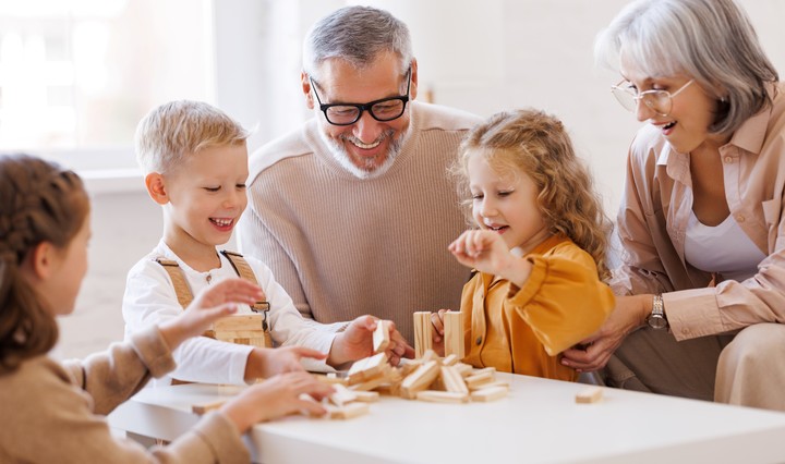 Juegos de mesa. Yenga. Construcción y destrucción de torres con tablitas./ Shutterstock.