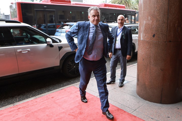 El presidente electo de Uruguay, Yamandú Orsi, llega al hotel Radisson que usó de centro de reuniones durante la transición. Foto: EFE/ Gastón Britos