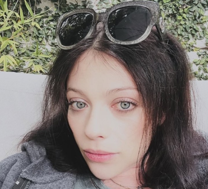 Michelle Trachtenberg con un aspecto que causó impacto.