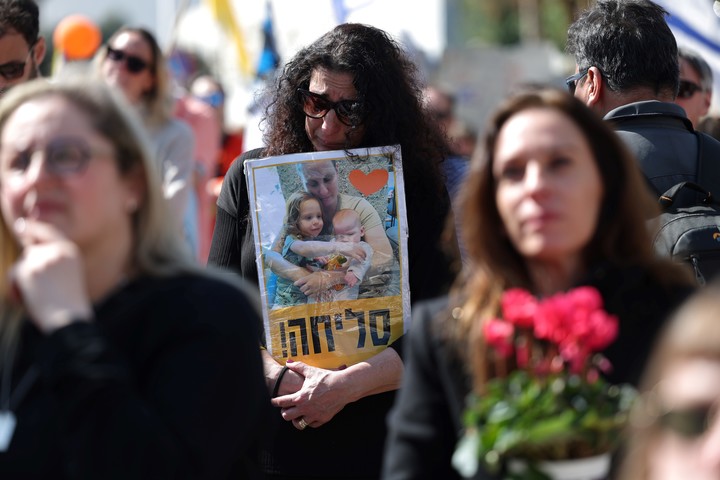 Sentido homenaje a los Bibas en la despedida de Shiri y sus dos pequeños hijos. Foto: EFE