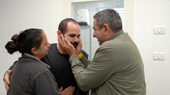 Yarden Bibas al reencontrarse con sus seres queridos. Foto: Reuters 