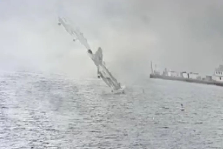 La imagen del momento exacto en que se estrelló el avión.
Foto: @le_marine_sd/Instagram