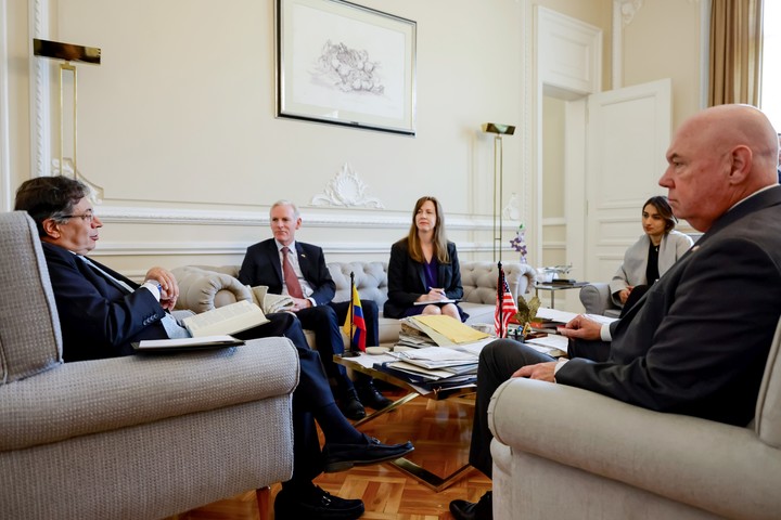 El mandatario colombiano, Gustavo Petro (i), hablando con el encargado de Negocios de la Embajada de los Estados Unidos en Colombia, John T. McNamara (d). Foto EFE