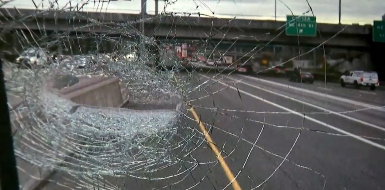 Así quedó el autobús escolar luego del impacto (Foto: Captura de video ABC News)