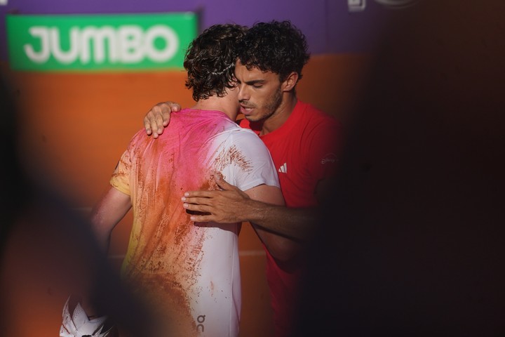 Francisco Cerúndolo y João Fonseca se saludan tras la final del ATP de Buenos Aires 2025.
Fotos Emmanuel Fernández - CLARIN