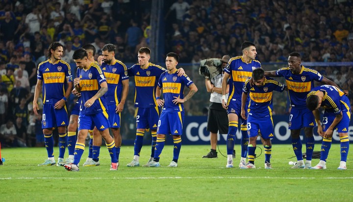 Los jugadores de Boca, en los penales ante Alianza Lima. (Marcelo Carroll)