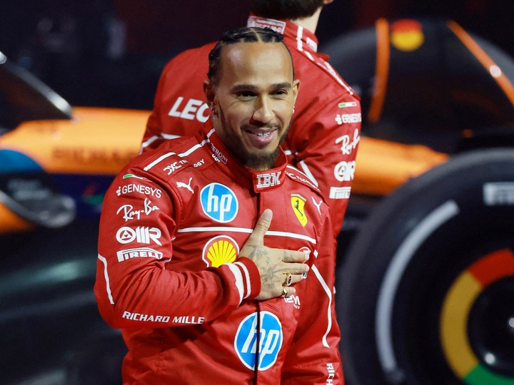 Lewis Hamilton y su primer gran duelo con Charles Leclerc en Ferrari. Foto REUTERS/Andrew Boyers