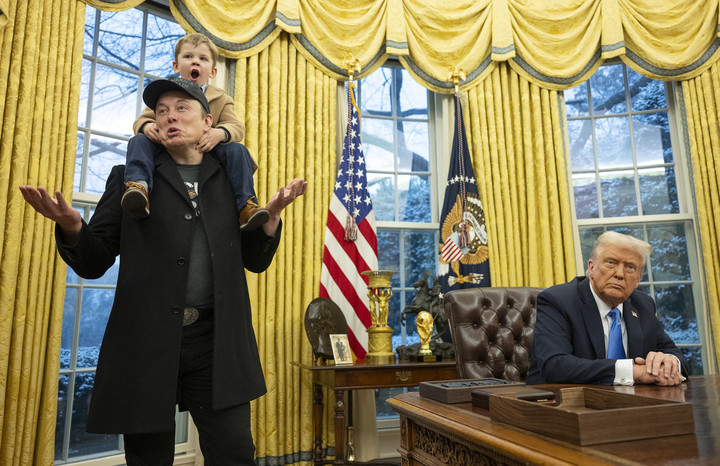 Elon Musk, el director ejecutivo de Tesla y SpaceX, junto a su hijo con el presidente de Estados Unidos, Donald Trump, para firmar órdenes ejecutivas en la Oficina Oval de la Casa Blanca. Foto AFP