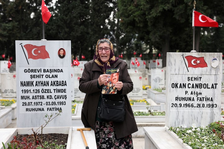 Pakize Akbaba reacciona mientras visita la tumba de su hijo Namik Ayhan Akbaba, un soldado turco que murió durante los combates con militantes del PKK. Foto Reuters