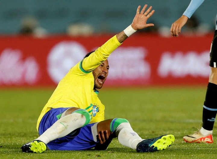 Neymar y el día de su lesión, ante Uruguay. Foto: REUTERS / Andres Cuenca/File Photo.