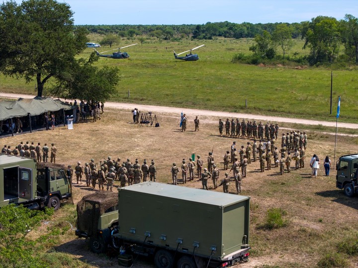 Militares argentinos y paraguayos van a custodiar la frontera en común contra el narcotráfico y  otros delitos. Lo firmaron en la Declaración de Clorinda. Petri quiere llevar a la zona 10.000 militares