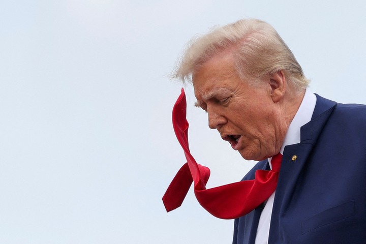 Trump desembarca del Air Force One en Daytona Beach para asistir a la carrera Daytona 500, el16 de febrero de 2025. 
Foto: REUTERS/Kevin Lamarque.