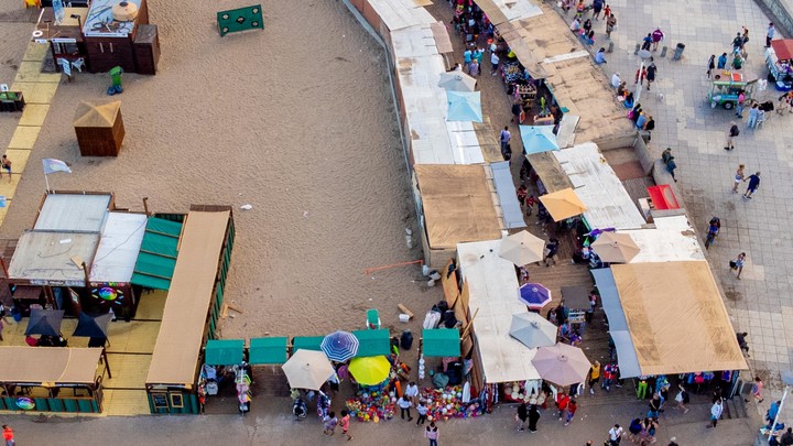 La "saladita" de la Bristol, una feria con permiso preario desde hace más de dos décadas, conformado por puesto con techos de madera y sombrillas descoloridas. 
Foto: Diego Izquierdo