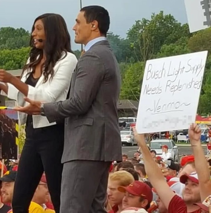 El momento en que Carson King mostró su famoso cartel (Captura de video).