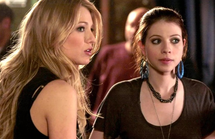 Blake Lively y Michelle Trachtenberg como Serena Van Der Woodsen y Georgina Sparks en "Gossip Girl". Foto: vía cwtv.com