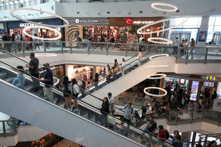 Personas recorren un shopping de Viña del Mar, Chile. Foto: Reuters /Rodrigo Garrido.