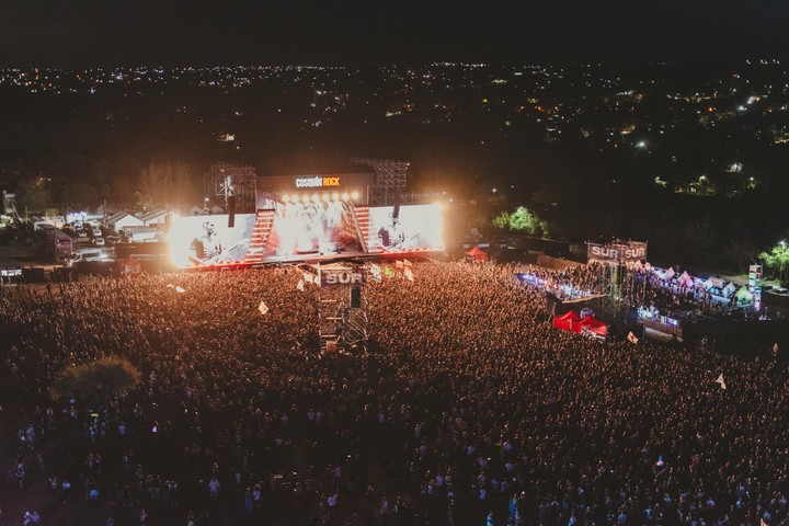 Vista aérea del Escenario Sur del festival Cosquín Rock 2025, en Santa María de Punilla, Córdoba. Foto de prensa