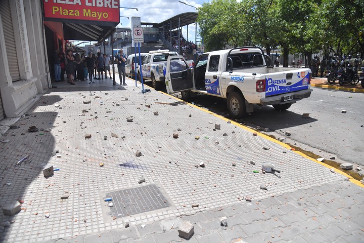 Una postal de los incidentes ayer frente a la Municipalidad de Moreno. Foto: Enrique García Medina