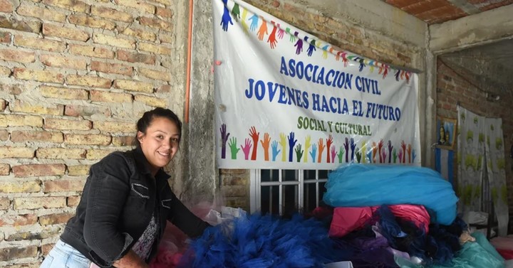 La Asociación Civil sin fines de lucro Jóvenes Hacia el Futuro nació en 2018 y a los dos años empezó el proyecto de hacer fiestas de quince. 