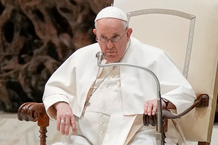 El papa Francisco dijo: "Continúo con confinaza. Rezen por mí". Foto archivo AP/Andrew Medichini