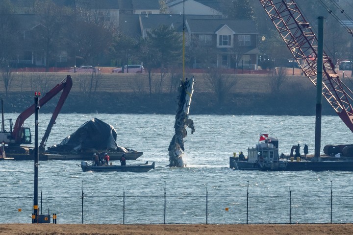 Una parte del fuselaje es es retirada del agua, como parte de los peritajes tras el accidente que dejó 67 muertos. Foto: AP