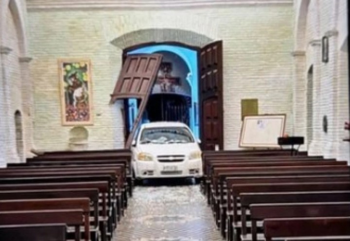 "¡Dios, dios!": se descompensó al volante e incrustó su auto contra una iglesia en Uruguay.